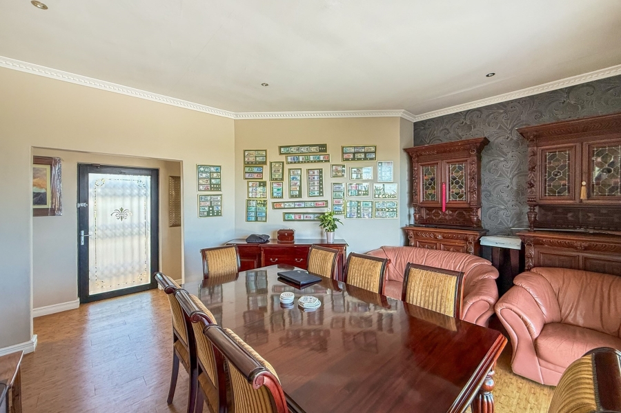 5 Bedroom Property for Sale in Plattekloof Western Cape